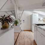De Maitre Traversant Apartament