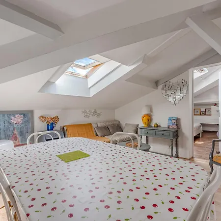 De Maitre Traversant Apartment